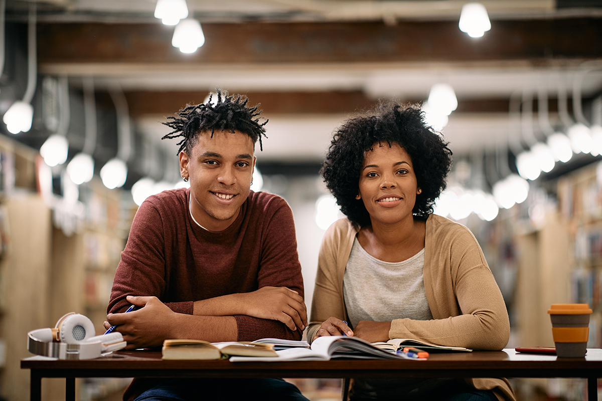 Étudiants étrangers étudiant le français dans une bibliothèque en France