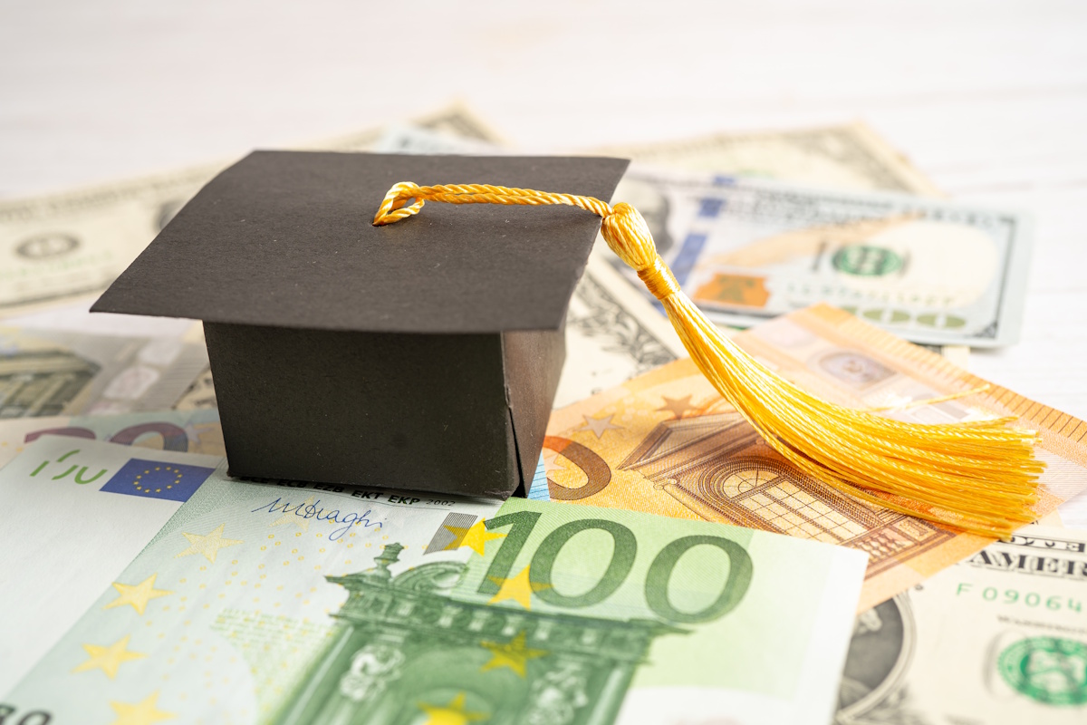 Calotte de diplômé anglo-saxon posé sur des billets de banque en euros