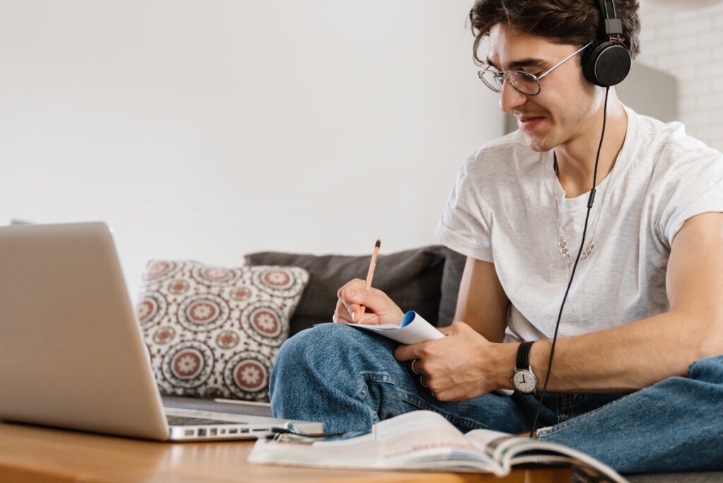Jeune étudiant souriant prépare le TOEFL en ligne avec Campus Langues